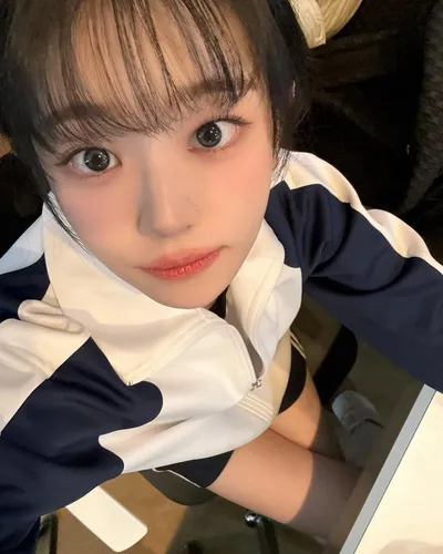 “쵸단 트레이닝복 셀카, 운동감성 온기→순수 눈빛에 시선 멈춰”→QWER 무대 앞두고 설렘 피어난다