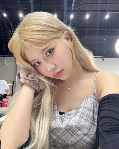 “시아지우 금빛 여름밤 속 청초한 눈빛”…근황 셀카에 팬심 또 흔들→따뜻한 소통의 울림
