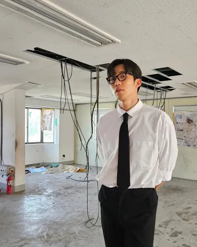 “이상이, 무너진 천장 아래 선 고요함”…검은 넥타이 속 변화 예감→정적의 서사