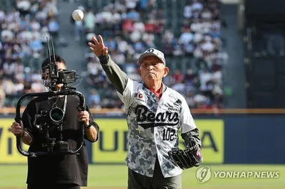 “98세 영웅 시구”…김두만, 현충일 두산전 마운드→전우 손자와 감동 연출