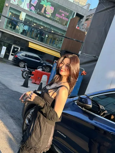 “츠키, 도심 속 햇살 아래 영화 한 장면처럼”…여름 향기 스며든 청량 미소→팬심을 흔든 순간