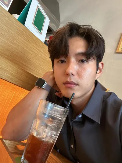 “하준, 카페 셀카 속 온유한 미소”…따뜻한 일상 한조각→팬들 심장을 적셨다