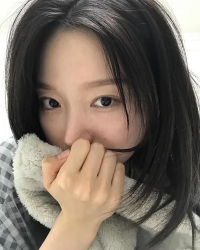 “고원 감성 셀카, 밤의 아련함 빚다”…흑발 실내복 속 내밀한 표정→팬들 심쿵