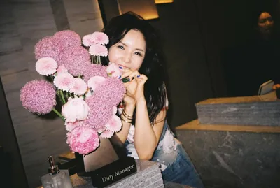 “장영란 분홍 꽃다발 속 진심”…반짝이는 응원→팬들 마음 사로잡다