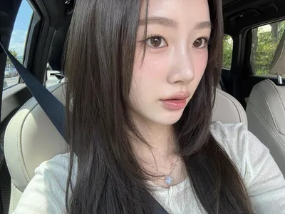 “이유정, 청초한 낮빛 아래 빛나는 순간”…고요함에 물든 차 안→고정된 눈빛이 전한 잔잔한 울림