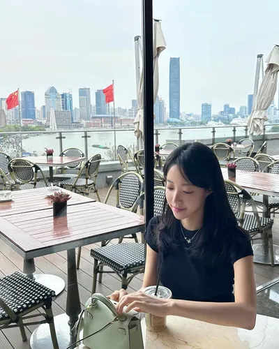“배채은, 유리창 너머 오후빛에 스며든다”…도심 속 고요→내면의 미소로 번진 변화
