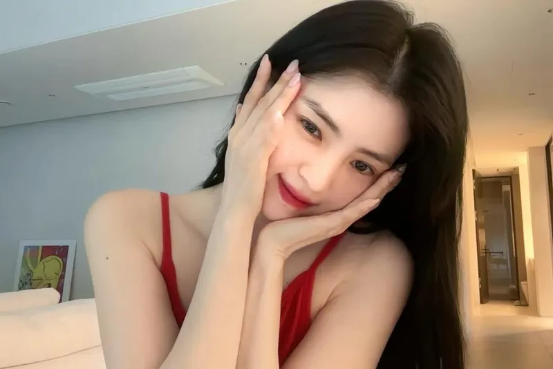 “은은한 미소로 여운을 남기다”…한소희, 깊은 시선 담은 셀카 근황→따스한 소통 / 배우 한소희 인스타그램