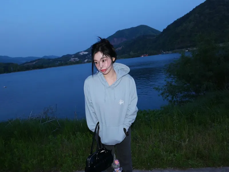 “저녁 물빛 속 청순 절정”…가현, 호숫가 무표정→고요한 감성 충격 / 걸그룹 드림캐쳐 가현 인스타그램