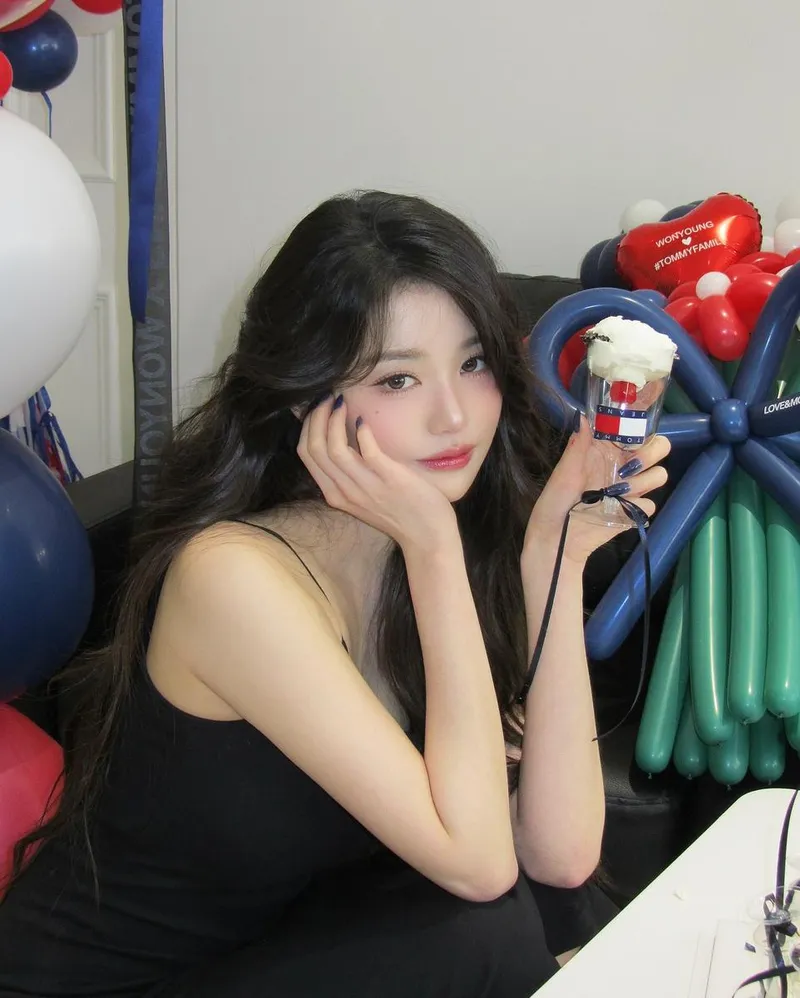 “홀터넥 블랙 우아함 폭발”…장원영, 인형 비주얼→축제의 밤 / 걸그룹 아이브 장원영 인스타그램