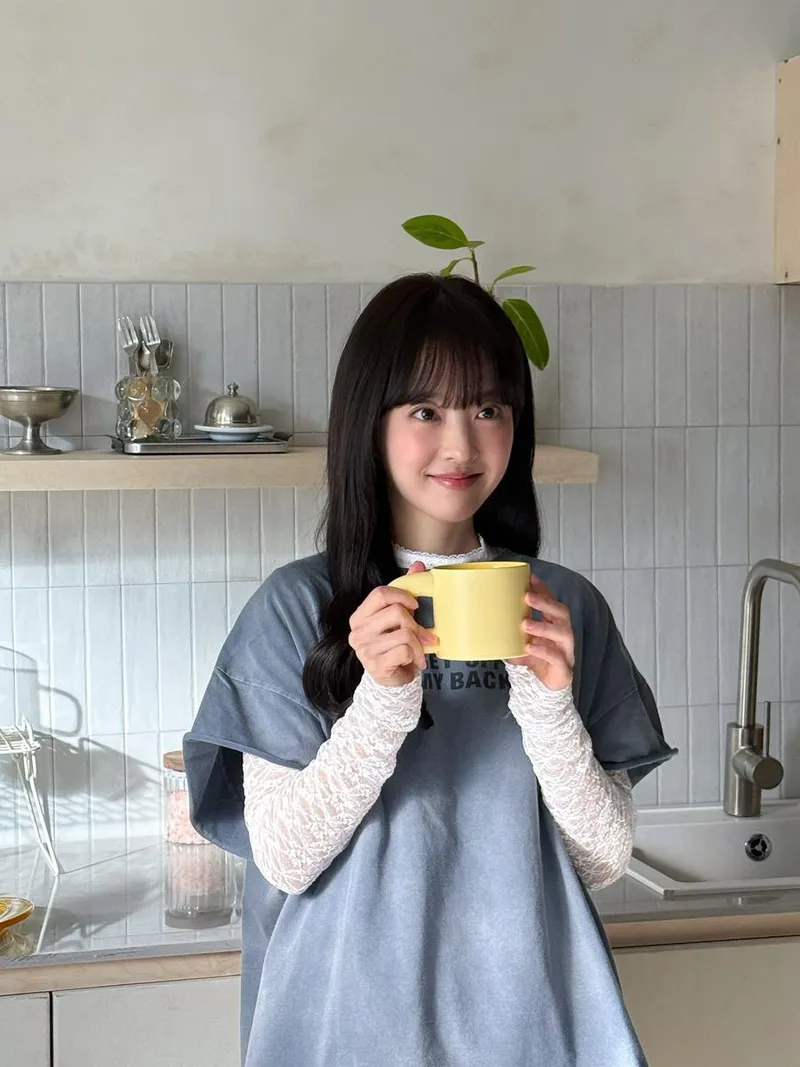 “따스한 머그 미소 번진 봄빛”…박보영, 청아한 눈맞춤→여운 가득한 휴식 / 배우 박보영 인스타그램
