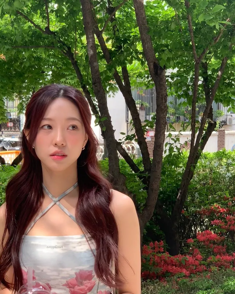 “화사한 봄빛+꽃무늬 원피스 설렘”…송다혜, 초록 정원→청초 미소 / 환승연애3 출연자 가수 송다혜 인스타그램