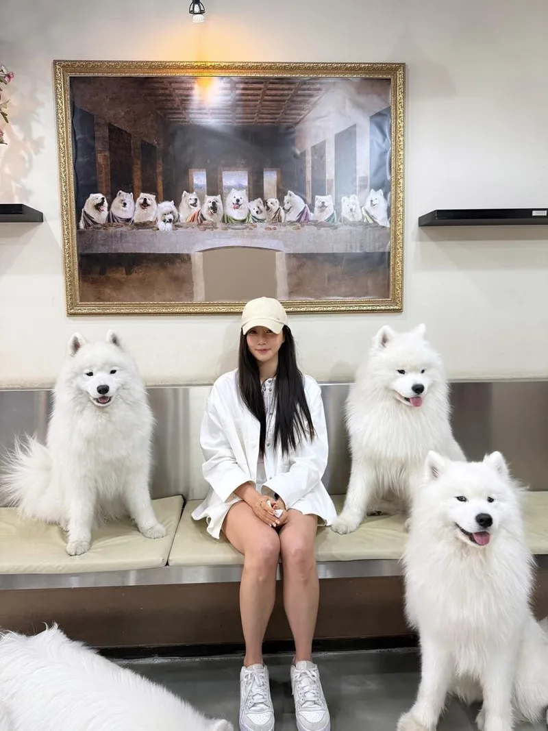 “화이트 포근함 압도”…김사랑, 설렘 미소→평온 담은 근황 / 배우 김사랑 인스타그램