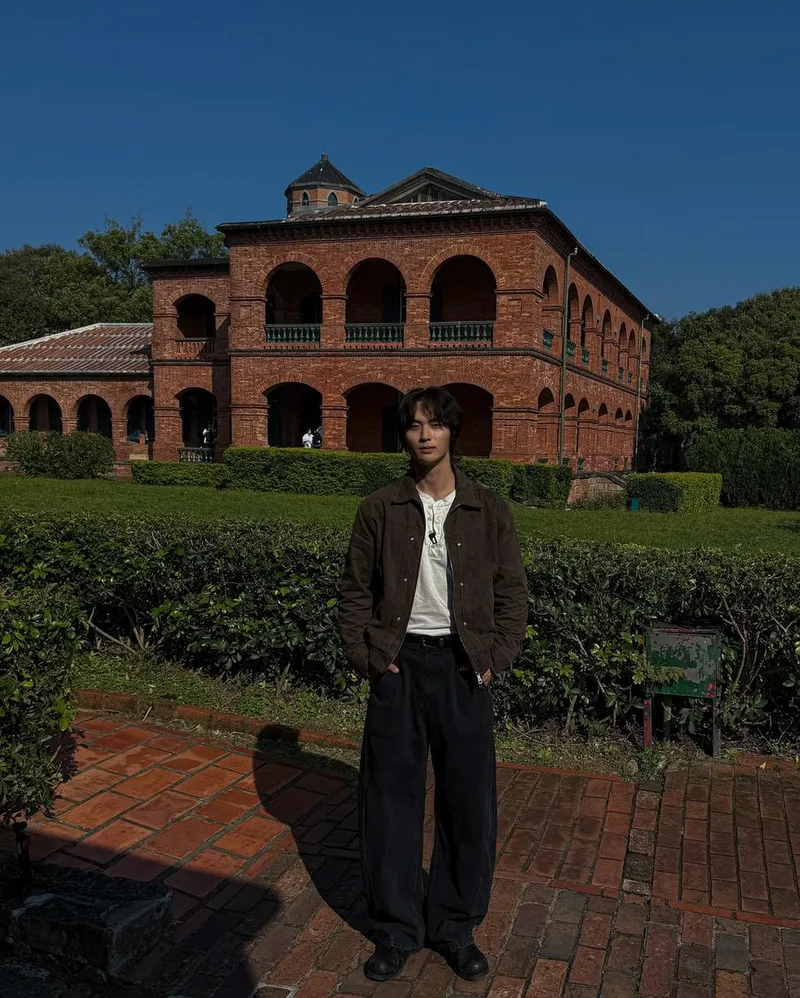 “영화 같은 봄빛 대조”…김광태, 단수이 벽돌 건물 배경→낭만 압도 / 환승연애3 출연자 모델 김광태 인스타그램