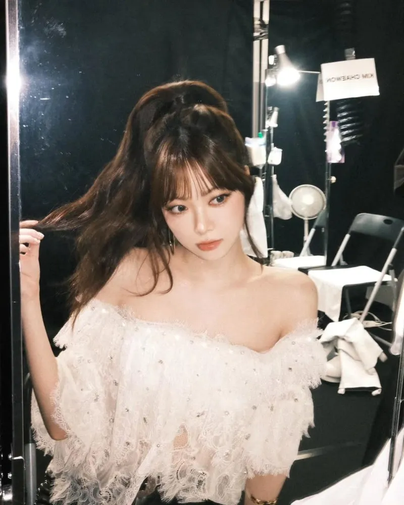 “오프숄더+거울 속 응시”…홍은채, 몽환적 눈빛→새 계절의 서막 / 걸그룹 르세라핌 홍은채 인스타그램