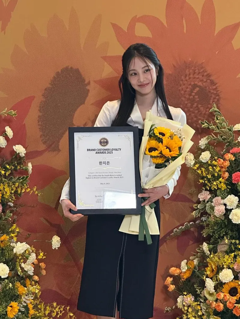 “해바라기 속 청초한 미소”…한지은, 수상 현장→감동의 순간 / 배우 한지은 인스타그램