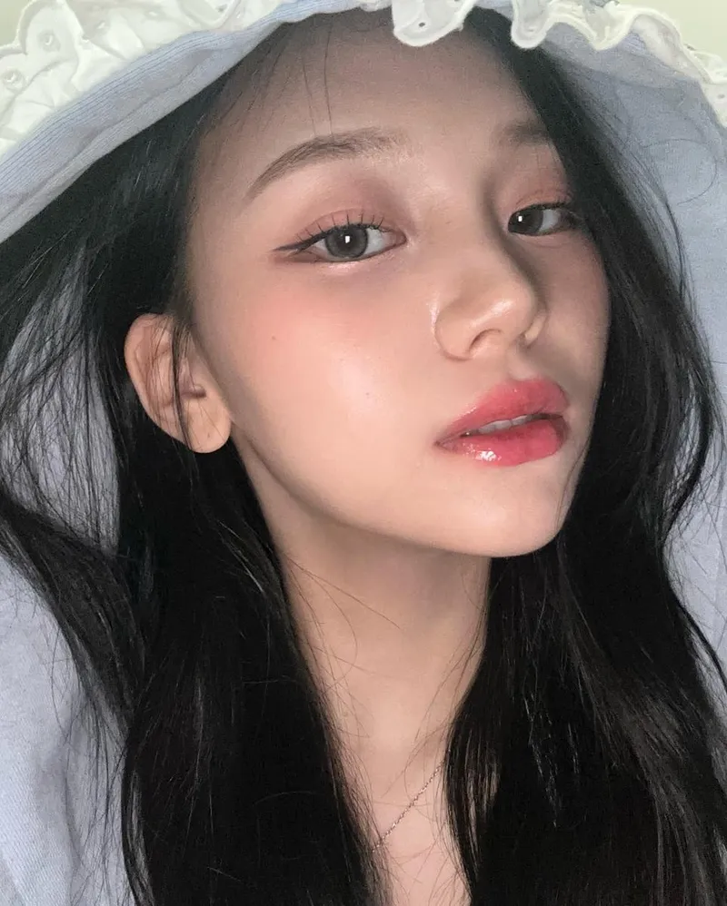 “러플 후드 아래 청순 입술”…엄지, 봄밤 도발→고요한 설렘 / 걸그룹 비비지 엄지 인스타그램