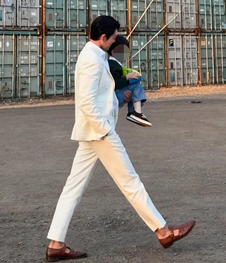 “한 손에 아이 번쩍”…김우빈, 광고 현장서 드러난 남다른 피지컬→팬들 반응 뜨겁다