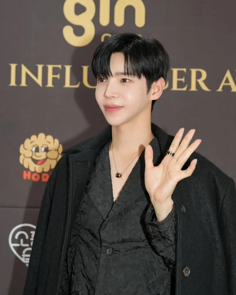 “블랙 수트 결 고운 아우라”…현우, 영향력 시상식서→섬세 눈빛 / 배우 현우 인스타그램