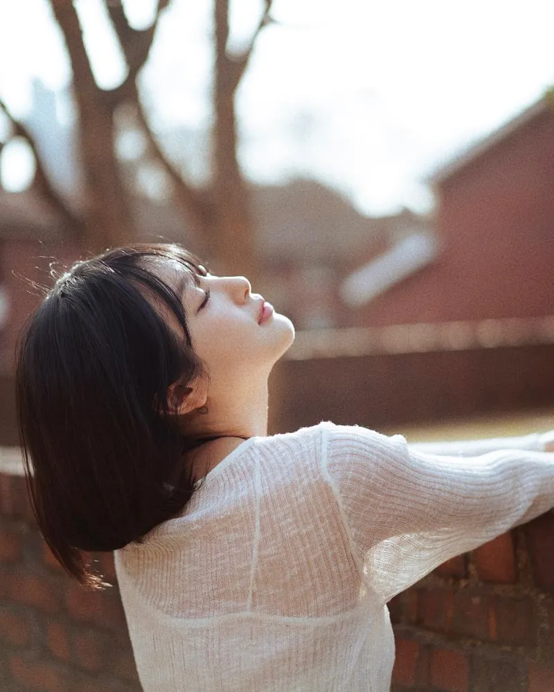 “청순+순백 눈빛 압도”…최수진, 차가운 담벼락→봄 햇살 아래 전율 / 나는 솔로 25기 영자 최수진 인스타그램