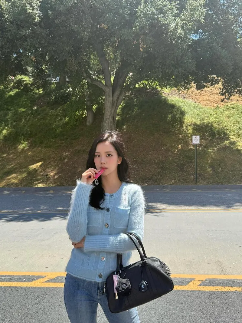 “파스텔+깊은 시선”…지수, 봄 햇살 아래→청초 아우라 / 블랙핑크 지수 인스타그램