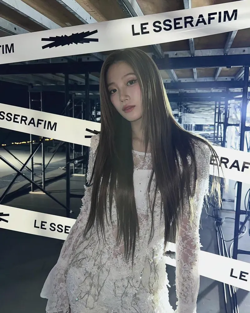 “화이트 레이스 속 눈빛 폭발”…카즈하, 도도함 너머→카리스마 각인 / 걸그룹 르세라핌 카즈하 인스타그램