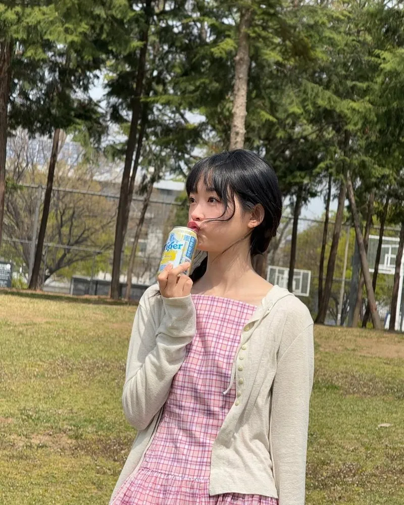 “벚꽃빛 소녀 미소”…이유미, 분홍빛 무드로→초여름 감성 소환 / 배우 이유미 인스타그램