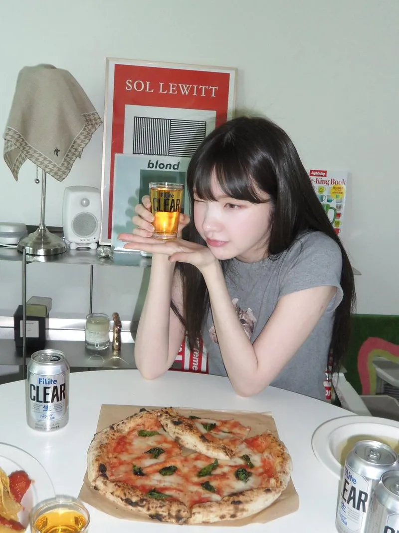 “투명한 맥주잔 속 잠긴 눈빛”…수스, 봄빛과 피자→초여름 감성 소환 / 가수, 유튜버 수스 인스타그램