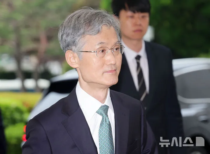 더불어민주당이 이재명 대선 후보의 파기환송 판결 관련 조희대 대법원장에게 자진 사퇴를 공식 요구한 가운데 조 대법원장이 9일 오전 서울 서초구 대법원으로 출근하고 있다. 2025.05.09. / 뉴시스