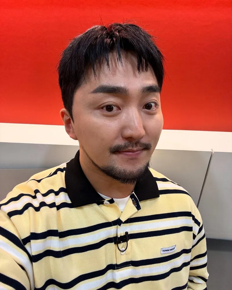 “헤어스타일+잔잔한 미소로 압도”…유병재, 밝은 스트라이프→봄날 비주얼 변신 / 코미디언, 방송작가 유병재 인스타그램