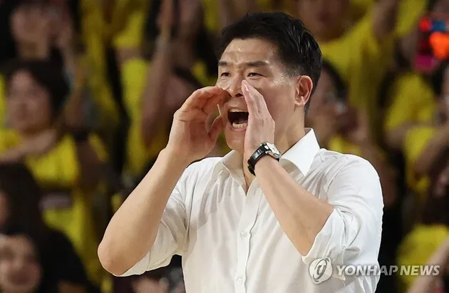 “스윕까지 한걸음”…조상현 LG 감독, SK전 3연승→첫 우승 눈앞 / 연합뉴스