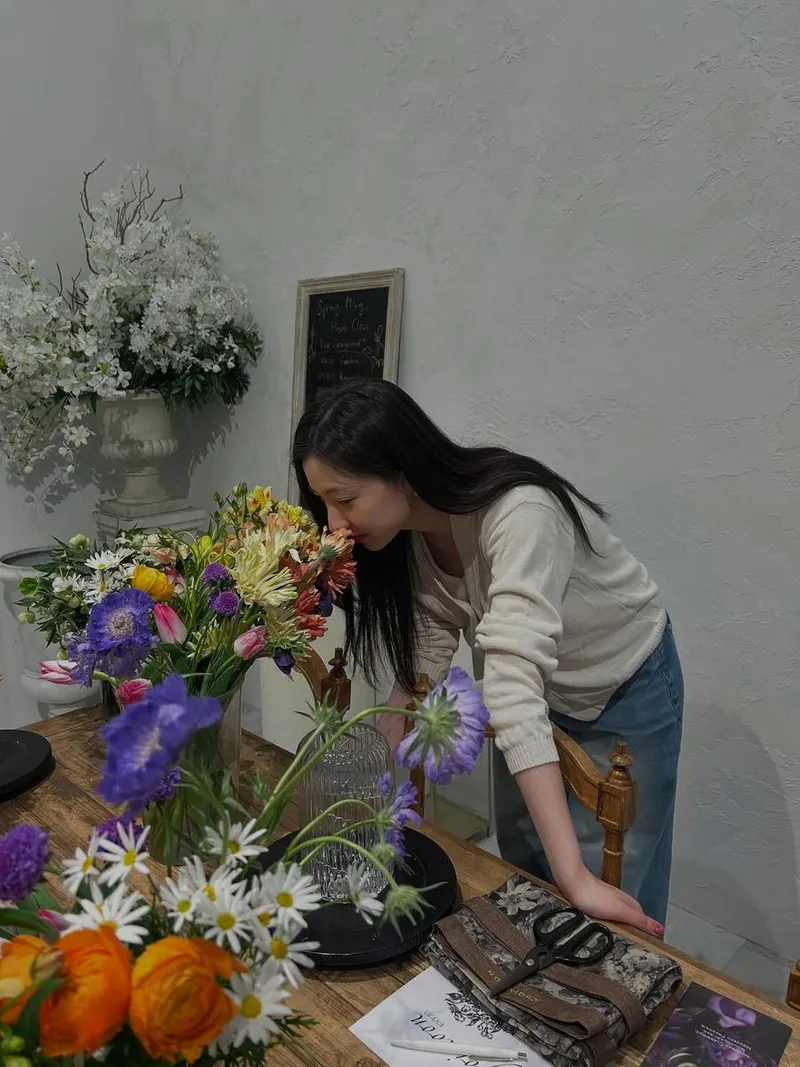 “꽃향기 속 미소 만개”…손주연, 투명한 봄빛→변화의 5월을 맞다 / 걸그룹 우주소녀 은서 손주연 인스타그램