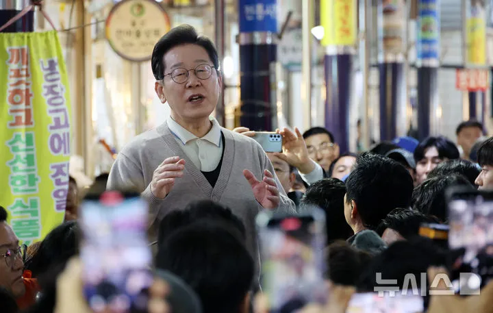 민심을 청취하는 '경청 투어'에 나선 이재명 더불어민주당 대선후보가 9일 경북 영천시 영천공설시장에서 즉흥 연설을 하고 있다. 2025.05.09 / 뉴시스