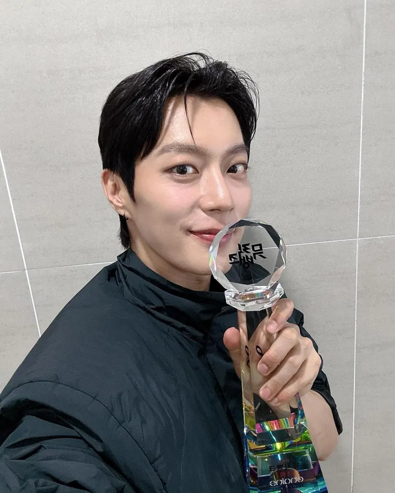 “투명 트로피 포옹한 미소”…윤두준, 조용한 벅참→밤을 물들이다 / 그룹 하이라이트 윤두준 인스타그램