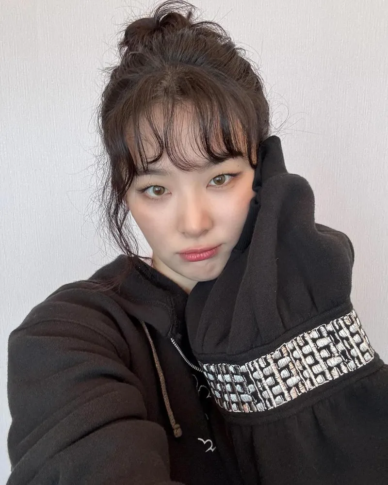 “내추럴 번 헤어+블랙 스웨트 무드”…슬기, 상하이 여운 담은 셀카→팬심 설렘 / 걸그룹 레드벨벳 슬기 인스타그램