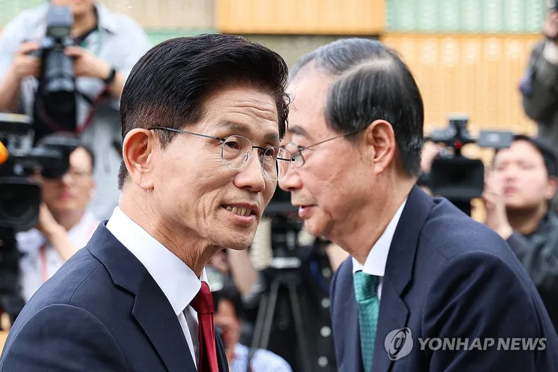 국민의힘 김문수 대선후보와 무소속 한덕수 대선 예비후보가 8일 서울 국회 사랑재에 위치한 커피숍에서 회동을 마친 후 인사하고 있다. 2025.5.8 / 연합뉴스