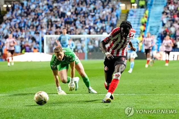 “극장 결승골 작렬”…선덜랜드, 코번트리 원정 2-1 승→EPL 승격 청신호 / 연합뉴스