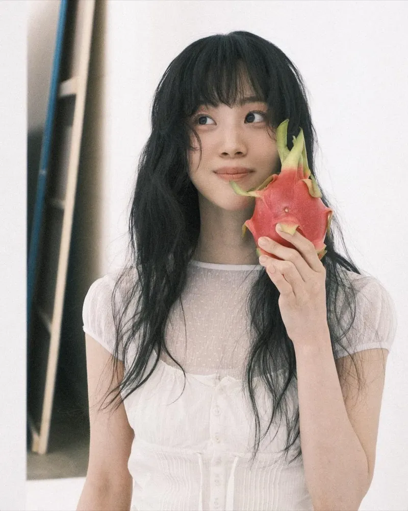 “흑발 물결에 봄 시선 압도”…홍화연, 용과 들고→몽환적 분위기 변주 / 배우 홍화연 인스타그램
