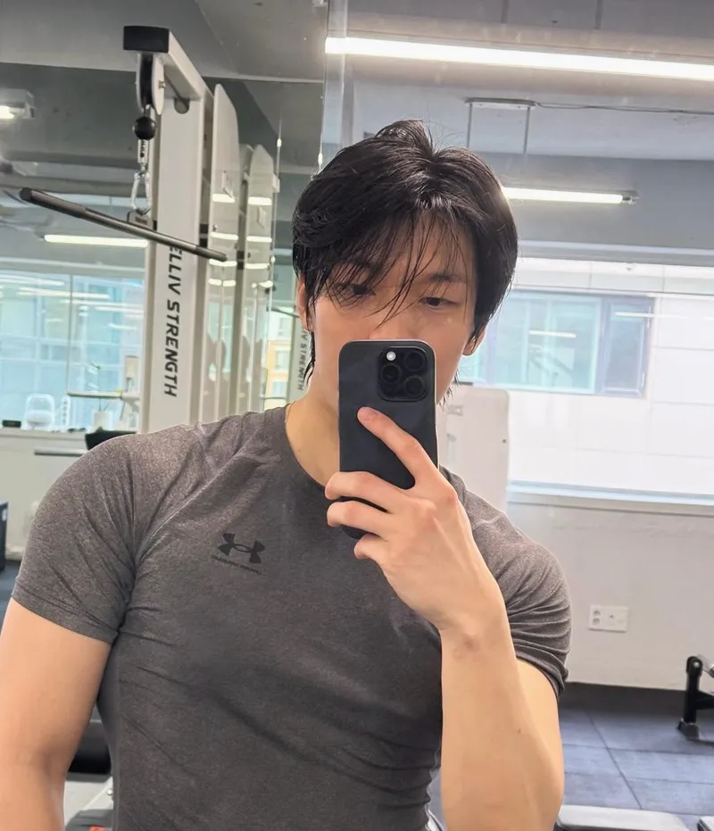 “땀 맺힌 피트니스 강렬 실루엣”…위하준, 압도적 쇄골→무결점 남성미 / 배우 위하준 인스타그램
