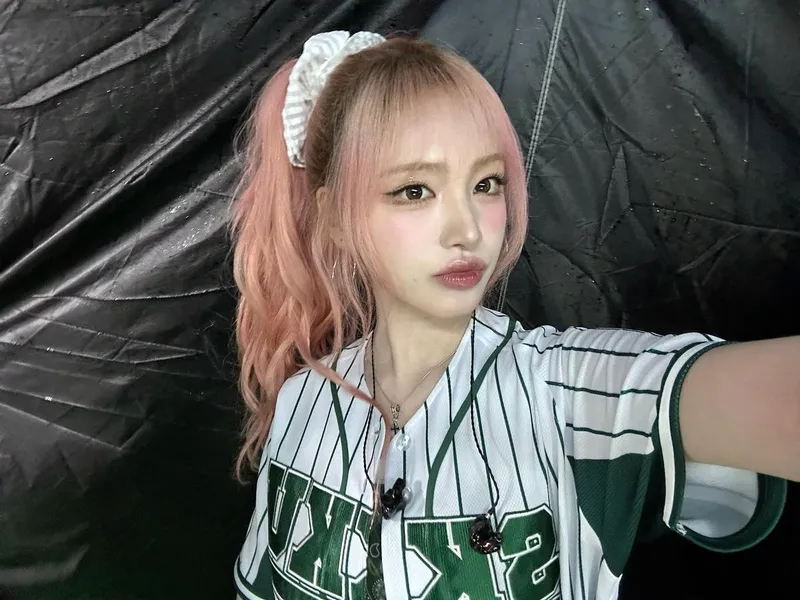 “비에 젖은 파스텔 헤어”…아이브 리즈, 야구 유니폼 속 청량 미소→반전 존재감 / 걸그룹 아이브 리즈 인스타그램
