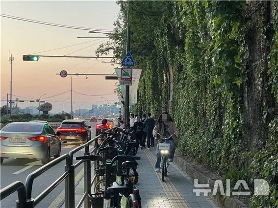 서울 서초구 반포대로 앞 한강공원 입구는 폭이 좁고 혼잡해 자전거 통행이 사실상 어려운 상태다 / 뉴시스
