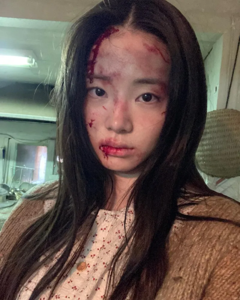 “붉은 흔적+멍한 눈빛 충격”…신시아, 피 범벅 얼굴→파격 변신에 궁금증 / 배우 신시아 인스타그램