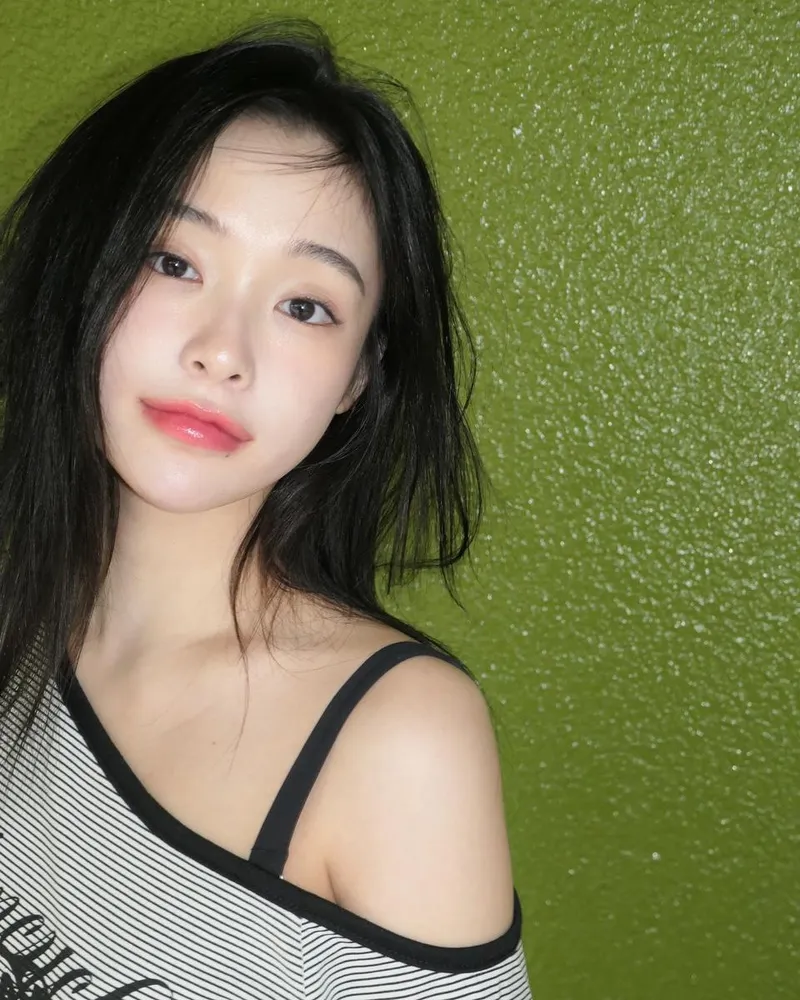 “초록 벽 뒤 몽환 눈빛”…가현, 소속사 이별 후→새로운 봄 감성 / 걸그룹 드림캐쳐 가현 인스타그램