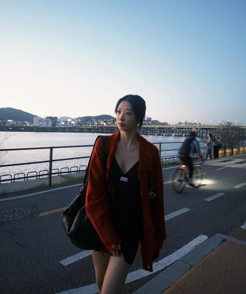 “레드 아우라+흑단 눈빛”…류다인, 한강 저녁→감정 짙게 번져 / 배우 류다인 인스타그램