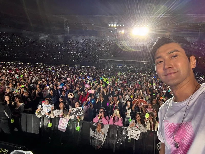 “환한 미소 속 압도적 무대”…최시원, 수만 관객 앞→전율 감동 셀카 / 그룹 슈퍼주니어 최시원 인스타그램