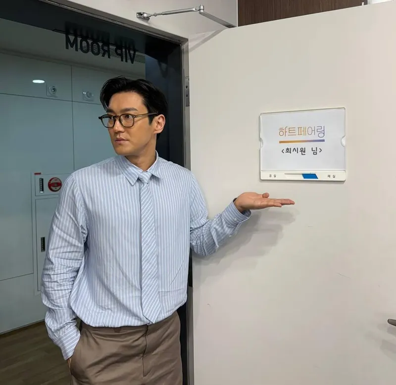 “안경+수트 조합 깔끔 반전”…최시원, 사색에 잠긴 대기실→궁금증 증폭 / 그룹 슈퍼주니어 최시원 인스타그램