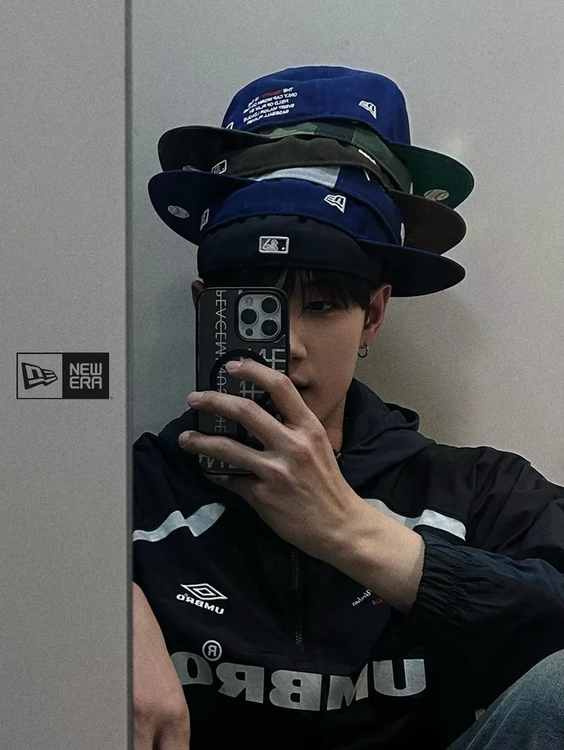 “볼캡 레이어드 유니크 시선”…오새봄, 거울 셀카로 개성 폭발→봄밤 장악 / 가수 오새봄 인스타그램