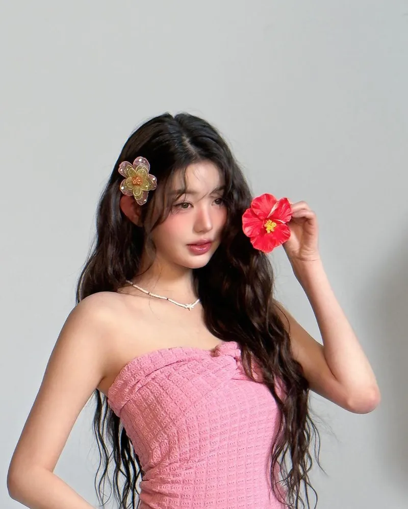 “핑크 드레스의 봄빛 전율”…장원영, 꽃과 마주한 순간→청순 이미지 재해석 / 걸그룹 아이브 장원영 인스타그램