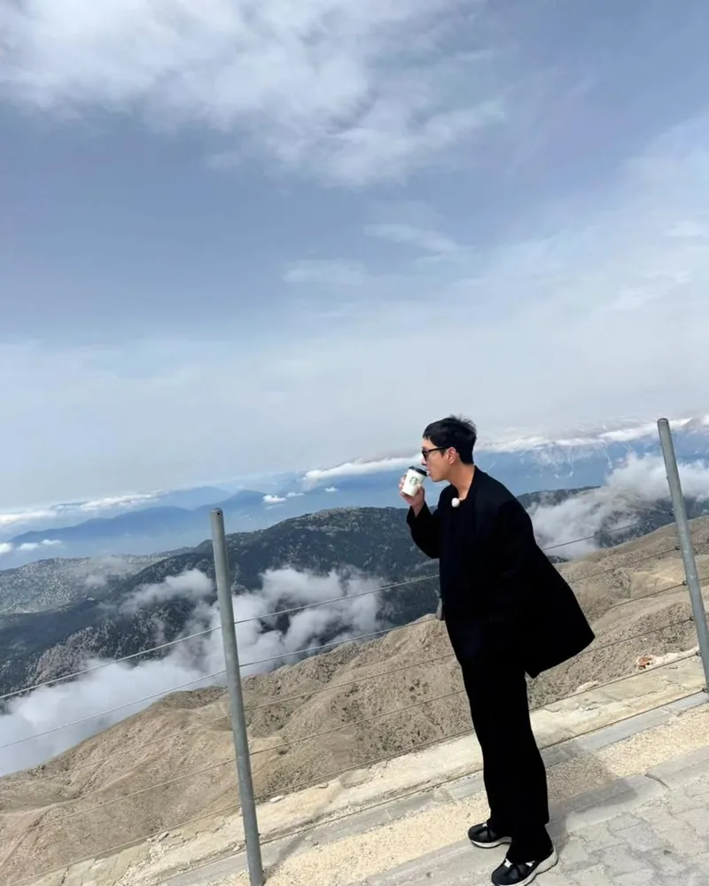“올블랙 실루엣에 산 정상 청량”…황찬성, 구름 위 담담한 시선→마음 흔든 변화 / 가수, 배우 황찬성 인스타그램
