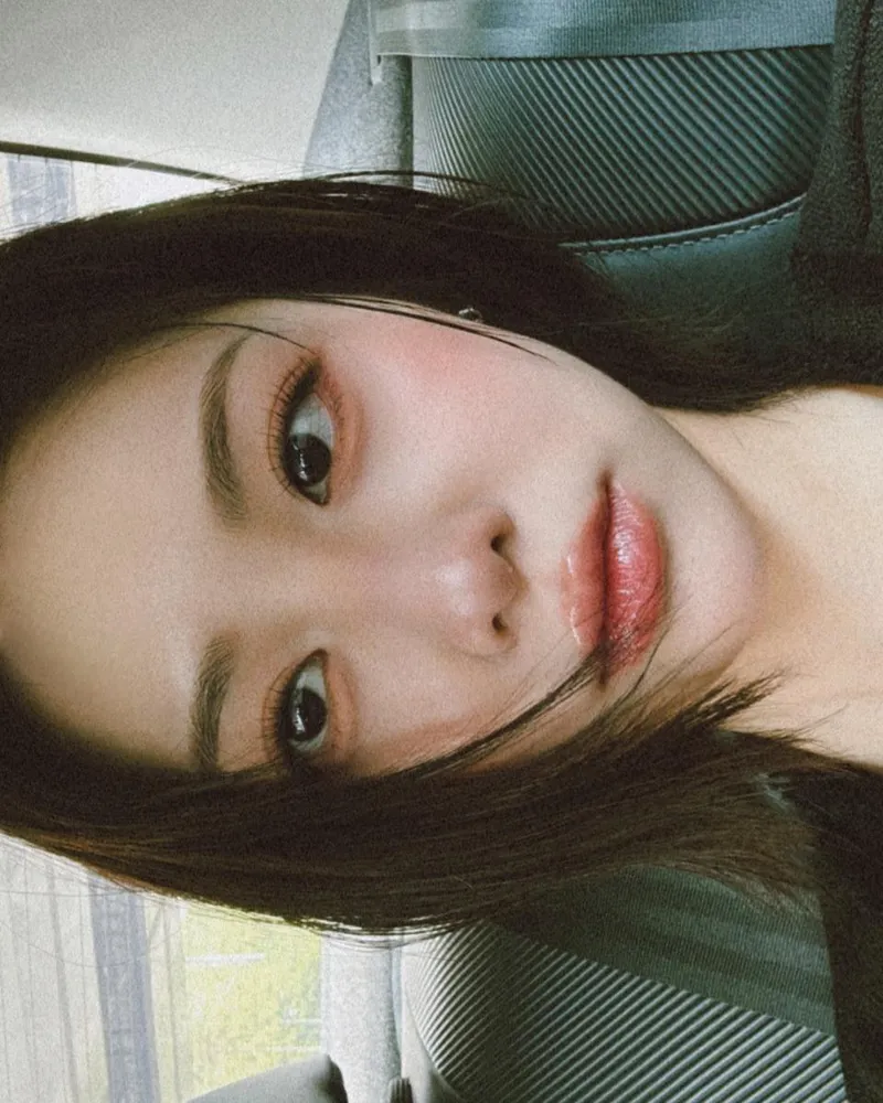 “러프한 클로즈업, 눈빛에 담긴 여운”…백송민, 자연광 속→심연의 감성 / 모델 백송민 인스타그램