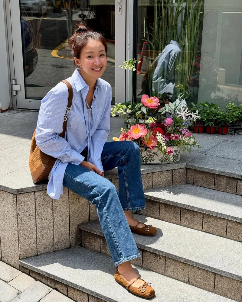 “꽃보다 마음을 닮은 미소”…이시영, 빛나는 봄→일상에 스며든 힐링 / 배우 이시영 인스타그램